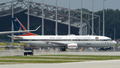 ドイツ・ミュンヘン（Munich）空港で押収され、駐機するワチラロンコン皇太子（Crown Prince Maha Vajiralongkorn）の所有するボーイング（Boeing）737型機（2011年7月13日撮影）。(c)AFP/PETER KNEFFEL
