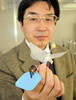 1秒間に30回の高速で羽根を動かし、空中を羽ばたくことのできる「ハチドリ型ロボット」を披露する開発者の劉浩（Hiroshi Liu）千葉大学（Chiba University）教授（2009年12月28日撮影）。(c)AFP/Yoshikazu TSUNO