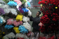 エジプト・カイロ（Cairo）で30日、人々が新年を迎える準備をする中、花屋でフラワーアレンジメントが用意された。

写真は花束のアレンジをする店員（2012年12月30日撮影）。(c)AFP/MAHMUD HAMS