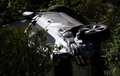 米カリフォルニア州ランチョパロスベルデスで、事故を起こし横転したタイガー・ウッズ選手の車（2021年2月23日撮影）。(c)Patrick T. FALLON / AFP 