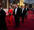 英ロンドンのバッキンガム宮殿での公式晩さん会の会場に向かうダン・スカビーノ米大統領補佐官（ソーシャルメディア担当、中央、2019年6月3日撮影）。(c)Victoria Jones / POOL / AFP