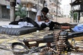 シリア北部アレッポ（Aleppo）で銃を清掃する反体制派の戦闘員（2013年9月20日撮影）。(c)AFP/JALAL AL-HALABI