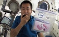 国際宇宙ステーション（International Space Station、ISS）で桜の種が入った容器を持つ宇宙飛行士の若田光一（Koichi Wakata）さん。宇宙航空研究開発機構（JAXA）提供（2009年4月13日撮影）。(c)AFP/JAXA