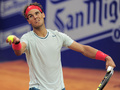 男子テニス、バルセロナ・オープン（Barcelona Open Banc Sabadell 2013）は26日、シングルス準々決勝が行われ、大会第2シードのラファエル・ナダル（Rafael Nadal、スペイン）は6-3、6-0でスペインのアルベルト・ラモス（Albert Ramos）を退け準決勝に進出した。

サーブトスを上げるラファエル・ナダル（2013年4月26日撮影）。(c)AFP/JOSEP LAGO