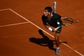 テニス、マドリード・オープン、男子シングルス準決勝。サーブを打つカルロス・アルカラス（2022年5月7日撮影）。(c)GABRIEL BOUYS / AFP