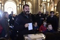 スペイン北東部カタルーニャ自治州バルセロナの駅で、州議会選の投票をする有権者ら（2017年12月21日撮影）。(c)AFP PHOTO / JAVIER SORIANO