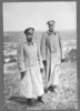 帝政ロシア最後の皇帝ニコライ2世（左）と帝国軍最高司令官ニコライ・ニコラエヴィチ（1915年4月撮影、資料写真）。(c)AFP PHOTO / ZLATOUST MUSEUM
