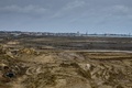 アゼルバイジャン・バクー郊外のカスピ海沿岸にある油田（2019年3月19日撮影）。(c)Mladen ANTONOV / AFP

