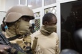 マリ・バマコで、西アフリカ諸国経済共同体(ECOWAS）の代表団との会議に現れた国民救済委員会（CNSP）のアシミ・ゴイタ大佐（右、2020年8月22日撮影）。(c)ANNIE RISEMBERG / AFP