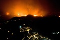 ギリシャ西部ペロポネソス半島のオリンピック・アカデミーに迫る山火事（2021年8月4日撮影）。(c)Eurokinissi / AFP