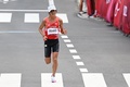 東京五輪、陸上男子マラソン。フィニッシュラインへ向かう大迫傑（2021年8月8日撮影）。(c)Charly TRIBALLEAU/ AFP