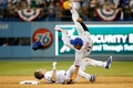 15MLBプレーオフ、ナ・リーグ地区シリーズ（5回戦制）、ロサンゼルス・ドジャース対ニューヨーク・メッツ。スライディングを仕掛けたロサンゼルス・ドジャースのチェイス・アトリーと接触し、空中で体勢を崩すニューヨーク・メッツのルーベン・テハダ（2015年10月10日撮影）。(c)AFP/Getty Images/Sean M. Haffey