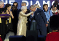 ロンドン（London）のバッキンガム宮殿（Buckingham Palace）で開かれたエリザベス女王（Queen Elizabeth II）即位60年を祝う記念コンサートで、ポール・マッカートニー（Paul McCartney、右から2人目）ら豪華ミュージシャンが見守る中、エリザベス女王の手に口づけをするチャールズ皇太子（Prince Charles、2012年6月4日撮影）。(c)AFP/David Parker