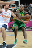 ロンドン五輪は6日、バスケットボール・アリーナ（Basketball Arena）で男子バスケットボールの1次リーグB組の試合が行われ、ブラジルが88-82でスペインに勝利し、グループ2位で準々決勝に進出した。

スペインのセルヒオ・リュル（Sergio Llull、左）とマッチアップするブラジルのラリー・テイラー（Larry Taylor、2012年8月6日撮影）。(c)AFP/MARK RALSTON