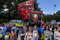 ポーランドの首都ワルシャワにあるロシア大使館の前で、ロシアのウクライナ侵攻に抗議する人々（2022年7月17日撮影、資料写真）。(c)Wojtek RADWANSKI / AFP