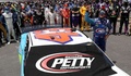 NASCARカップシリーズ、ガイコ500の決勝レースを控え、リチャード・ペティ・モータースポーツのバッバ・ウォレス（右手前）に連帯を示すドライバー（2020年6月22日撮影）。(c)Chris Graythen/Getty Images/AFP 