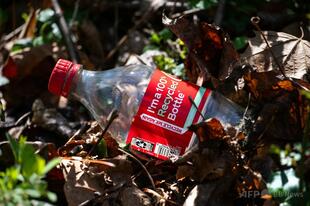 コカ・コーラのプラごみ、年間約60万トンが海や川に流出と予測