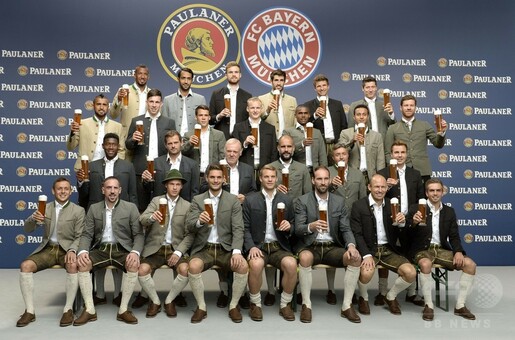 民族衣装で乾杯！バイエルンがビール片手に広告撮影 写真31枚 国際