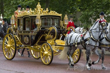 英女王、新装馬車を初披露 1000年分の英国史満載 写真10枚 国際
