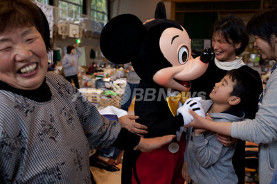 子どもたち大喜び、避難所にミッキーとミニー登場 写真15枚 国際