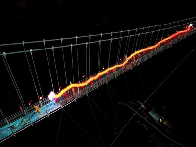 竜がつり橋駆け抜けた？ 福建・ガラスのつり橋の上で新春祝い