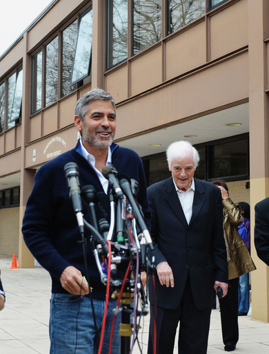 ジョージ・クルーニー、スーダン大使館前のデモで身柄拘束