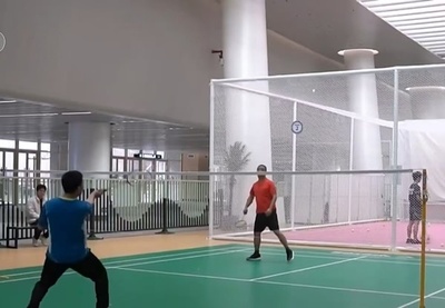 中国深セン市の地下鉄駅構内でバドミントン 屋上でサッカー