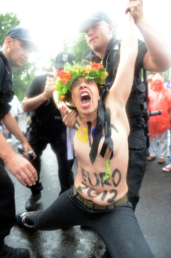 トップレスで売春反対、サッカー欧州選手権の開幕戦会場前