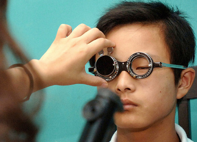 子どもの近視、富裕層により高いリスク 中国