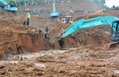 インドネシアの地滑り、死者56人・不明者52人に