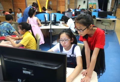 中国の小中学生、スマートフォン所持率は7割 日本、米国より高く