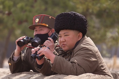 正恩氏、長距離砲兵の火力打撃訓練を「再び指導」 KCNA