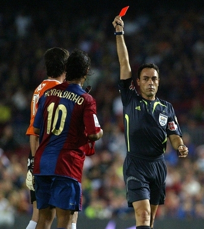 主審が1試合で19枚のレッドカード スペイン