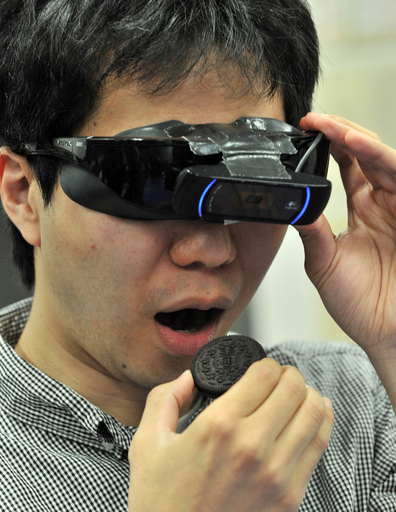 お菓子を大きく見せる「ダイエットゴーグル」、東大