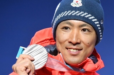 銀メダルを授与された渡部暁斗、ノルディックスキー複合個人NH