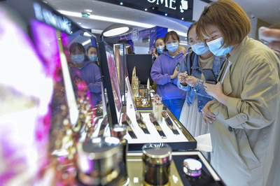 中国で非売品の化粧品サンプル販売が人気 企業側は反発、偽物の疑いも