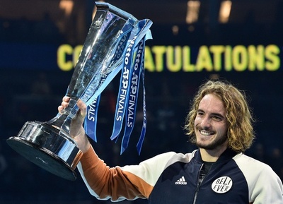 チチパスがATPファイナルズ優勝「夢かなった」、ティエムに逆転勝ち