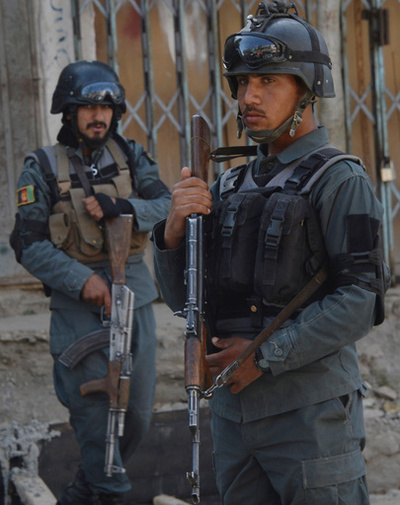 アフガニスタン2か所のモスクで自爆攻撃、計約60人死亡