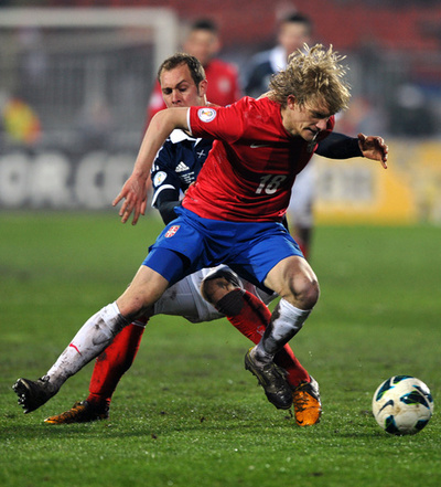 サポーターが除雪に協力のスコットランド、W杯欧州予選敗退決まる