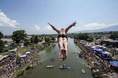 高さ22メートルの橋からジャンプ！ コソボで高飛び込み大会