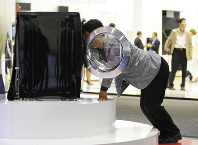 豪男性、全裸で洗濯機にはまって救出騒動