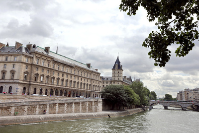 仏パリ警視庁内で観光客を性的暴行、エリート警官2人訴追