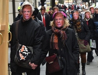 トランプ大統領がぞろぞろ…お面かぶって行進、米ニューヨーク