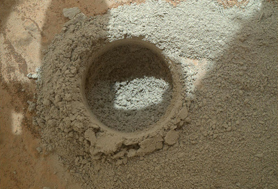 火星探査車キュリオシティー、初めて岩に穴を開けてサンプルを採取