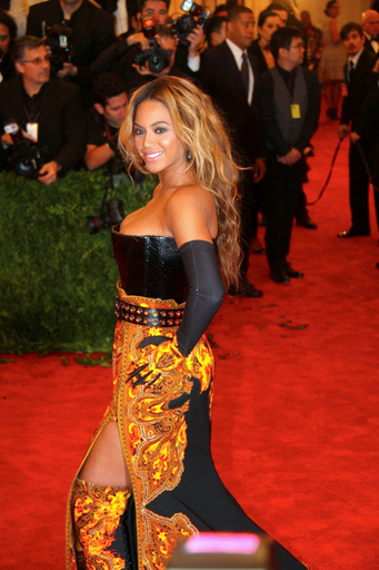 ロベルト・カヴァリが描いた“極細のビヨンセ”にファンが激怒