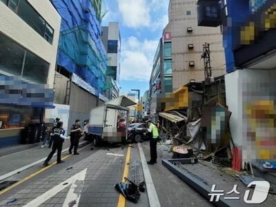 韓国・ベンツが歩道に突入、歩行者2人死亡、商店街破壊…70代男性逮捕「車が急発進した」