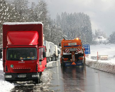氷点下でオープンカーの屋根開け運転、薬物使用の男を拘束 