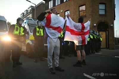 英ロンドン郊外の反移民デモ、再び「暴力的な騒乱」に 5人逮捕