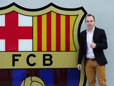 バルセロナのイニエスタ、2018年までの契約延長で正式サイン