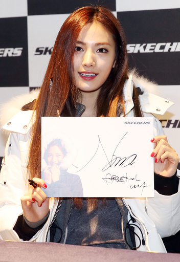 スケッチャーズの新店舗でサイン会、アフタースクールのナナ登場 韓国